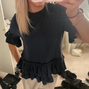 Urgullig topp - Säljer denna superfina tröja från Odd Molly med volang som passar så fint nu inför vår och sommar, storlek (2) står på lappen och innebär alltså en strl S-M men sitter väldigt fint på❤️