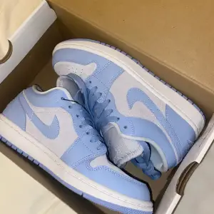 Säljer dessa jätte snygga Air Jordan 1 Low i storlek 38,5. Helt oanvända och inga defekter!💗