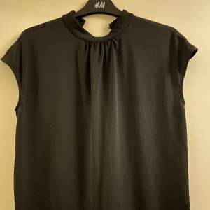 Svart blus - Svart blus från H&M, använd 2 gånger. Jättefin och bra skick