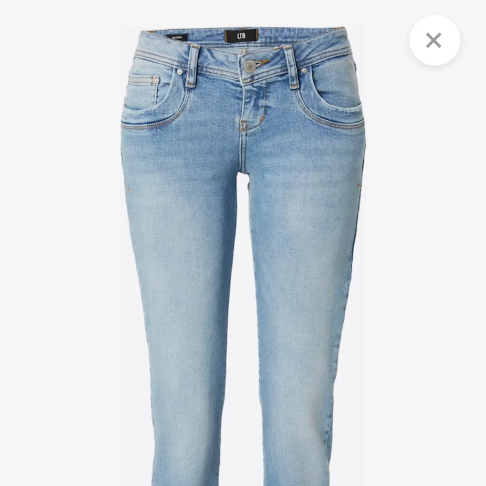 Ljusblå jeans från ltb som tyvärr satt lite för stort på mig i midjan än vad jag ville ha därav säljer jag dom. Dom e nästan oanvända så som nya i princip, skriv om du har fler frågor osv💓💓. Jeans & Byxor.