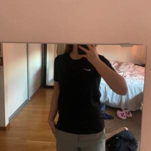 Oanvänd Nike t-shirt från Nike. I storlek S. ✨✨✨