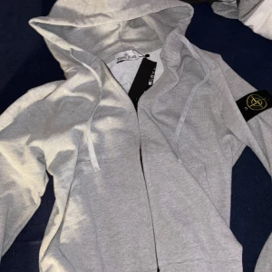 Stone Island zip up  - Helt ny knappt använd har Scan kom privat för fler bilder som små detaljer och annat.