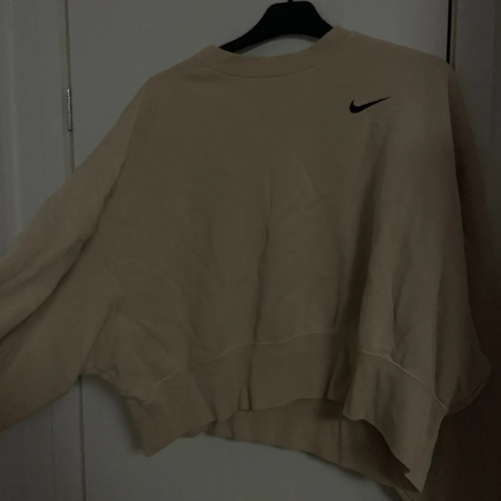Nike tröja köpt på Zalando i xs🧡 Kroppad, står XS men passar både S & M då den är lite större. Hoodies.