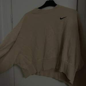 Nike tröja köpt på Zalando i xs🧡 Kroppad, står XS men passar både S & M då den är lite större