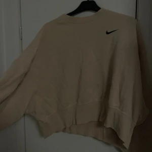 Nike Tröja - Nike tröja köpt på Zalando i xs🧡 Kroppad, står XS men passar både S & M då den är lite större