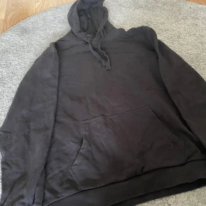 Hoodie - Har bra skick för att varit väl använd men har inga defekter så som smuts eller hål 🔆 säljs då den inte kommer till användning 