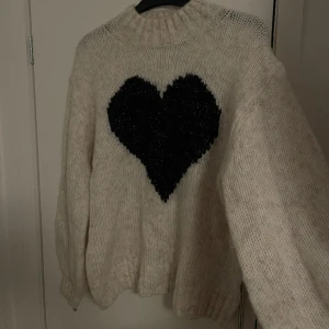 Stickad tröja  - Stickad tröja från Kappahl, prislappen fof på🤍 helt oanvänd, mysigt material  Stl S 