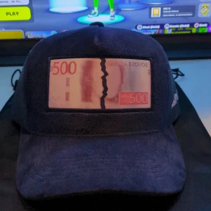All cap One velvet keps  - En riktigt fett velvet keps ifrån all cap One som dom har gjort en collab med Bruce Lee. Riktigt najs till sommaren, skick 9,5/10. Använd fåtal gånger. Säljer pågrund av att den inte kommer till användning längre.