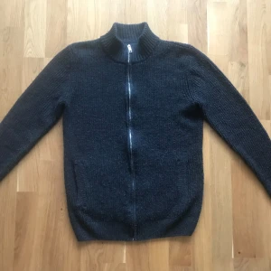 Stickad tröja zip - Hej! Säljer nu stickad tröja med zip, storlek XS