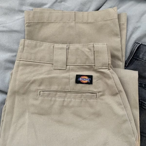 Dickies chinos - Baggy chinos från dickies. Storlek 34x32. Skriv vid funderingar. 