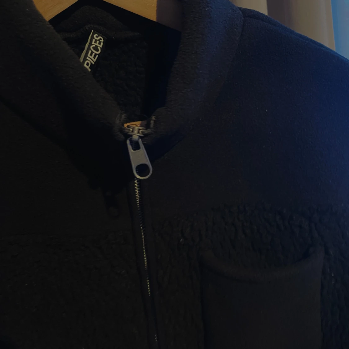 Mysig väst från pieces - 90