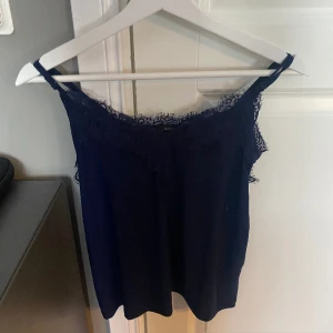 Spetslinnen☘️💞 - Säljer dessa spetslinnen då jag redan har exakt två stycken likadana❤️ Och båda är använda ca 3-5 gånger men är och ser bra ut🥰💞👍🏻 Det svarta linnet är i M men passar Xs-M och det blåa är i S men passar Xs-M☘️💞Säljer ett för 30 kr och båda för 50 kr☘️❤️💞