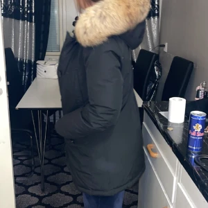 WOOLRICH - Hej! Säljer min jacka eftersom den kommer ej till användning längre, det är storlek S men passar även M.  Mitt pris - 1 500 Snabb affär 1200 Kan tänka mig att byta mot en canada goose eller en hollies subway🥰
