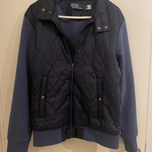 Ralph Lauren Cardigan - Quiltad cardigan från Ralph Lauren. Funkar perfekt nu som jacka inför våren. Nypris ligger vid ca 2500kr. Skick 9/10. Tag finns på insidan. Anledning till att jag säljer är för att den är för liten. Pm vid frågor😁