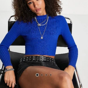 Blå topp - Blå croppad tröja ifrån only som aldrig är använd så den är i bra skick. 