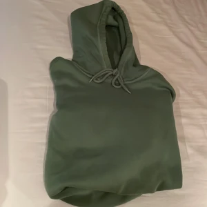 Grön huddie - Huddie i mycket bra skick endast avnbänt ett fåtal gånger💖