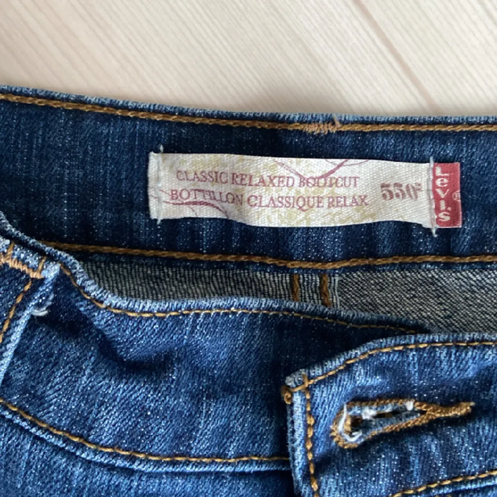 Jätte snygga vintage Levis jeans men tyvärr för stora för mig!💗  De är i strl 10 (38/M) och längd 30!. Jeans & Byxor.