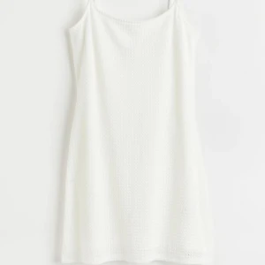 Vit HM klänning  - Sparsamt använd förra sommaren! Typ 4 hela dagar. Lite kortare, tog storlek S o är normalt XS så blev perfekt. Superskön! Dubbeltyg så inte genomskinlig. 60 kr + frakt 