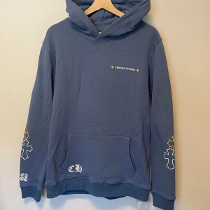 Chrome Hearts × Drake Hoodie, Large - Chrome Hearts × Drake Hoodie, Large, Nyskick från ett djur och rökfritt hem. Hej, Jag heter Mike o jag säljer ut hela min garderob eftersom jag ska resa utomlands. Därav kommer allt säljas till billiga priser på plick. Liten fläck på ryggen bild 2.