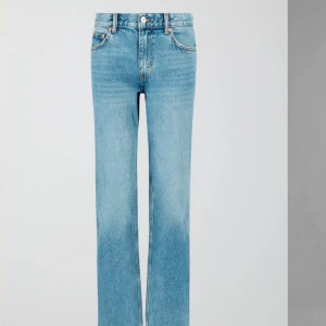 Två jeans!  - Säljer två par jeans ifrån Gina, båda är i low straight och blåa är i storleken 32 men är uttöjda och de grå/svarta är i storleken 34, båda är ganska nya och i bra skick, 1 par kostar 200 men båda tsm kostar 350kr! Pris kan diskuteras, tryck på köp nu! 