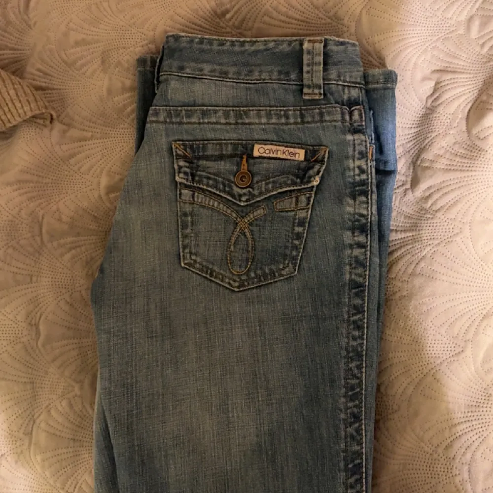 Mina favorit jeans som jag säljer då de inte passar längre. De är låga i midjan och är en straight/bootcut modell. Innerbenslängd: 78 cm Midjemått: 70 cm (stretchiga) Använd gärna ”Köp nu”. Jeans & Byxor.