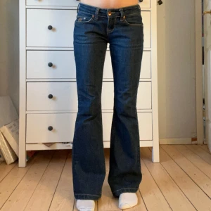 Lågmidjade bootcut jeans - Supersnygga bootcutjeans i lågmidjad modell. Jättebra skick, använt få gånger. Jag är 169cm, skulle säga att de är i strl S-M. Väldigt stretchigt material och är superbekväma!!