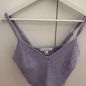 Ljuslila stickat linne - Linne från new tornet. Ljus lila och stickad. 