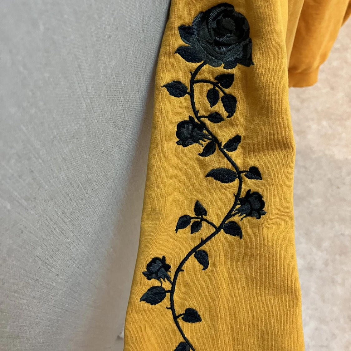 Orange tröja med rosor på armarna - 90