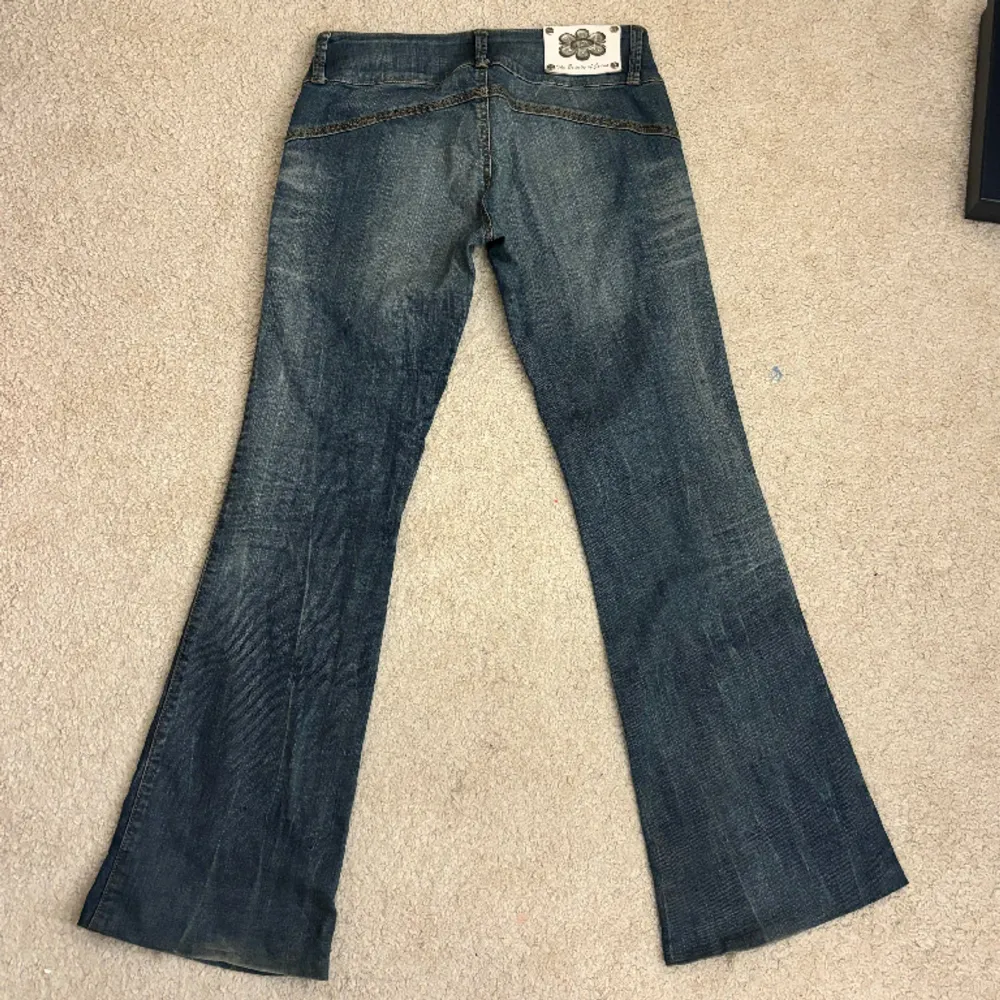 Coola y2k jeans! midjemåttet: 39cm tvärs över(med inbyggt bälte som kan justeras), innerbenslängd: 79cm💋 säljer pga att dom är för stora😔💔därav har jag inga egna bilder men har bilder från förra ägaren så om det önskas är det bara att kontakta mig💌💋. Jeans & Byxor.