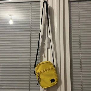 Axelväsak - Har köpt i 2 år, finns lite svart i kanterna men ser ändå väldig fin. Tack för att du är instresserad🥰