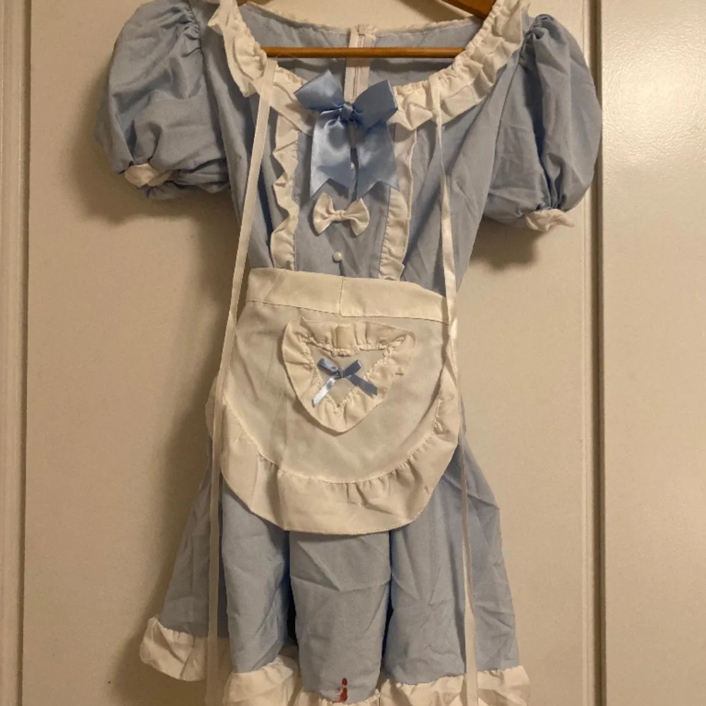 Maid dress bought for 550 kr. Small stain on dress from paint that will probably wash away in the washing machine but I’m unsure. Selling because I don’t use it. Cats in home. One size but probably fits S/M.. Klänningar.