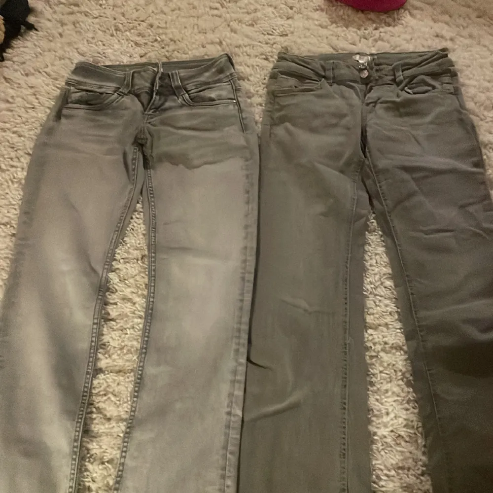 Säljer Peppe jeans för 750 i st 27/30 och Gina jeans i st 158cm för 250 jag är 160 och båda passar i längd. Jeans & Byxor.