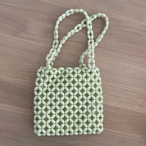 Väska av pärlor - Fin väska av pärlor, använd någon enstaka gång så i nyskick.