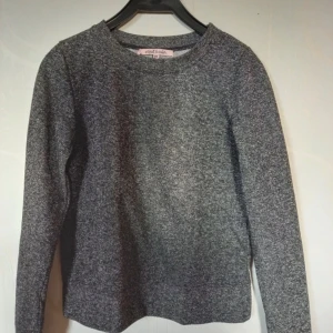 Glitter tröja  - Fin barn tröja med glitter. Den är i väldigt bra skick och är knappt använd. Är i storleken 146-152 och är normal i storleken.