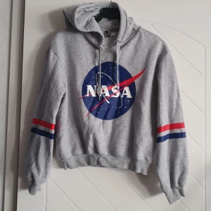 Tröja med NASA-tryck  - Tröja/hoodie med luva och NASA-tryck. Från H&M.  Rökfritt hem. Djurfritt hem.  