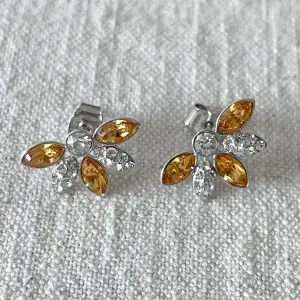 Örhängen från Lily & Rose (”Petite Lucia” i färgen ”golden topaz”),  nypris 379kr! Använda 2-3 gånger av mig!