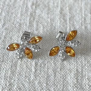 Örhängen Lily & Rose  - Örhängen från Lily & Rose (”Petite Lucia” i färgen ”golden topaz”),  nypris 379kr! Använda 2-3 gånger av mig!