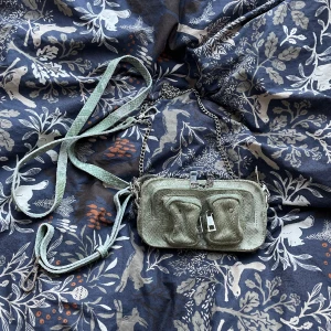 Nuno väska - Fin gullig liten nunoväska i ormskinnsmönster, två olika band ingår. Knappt använd!  