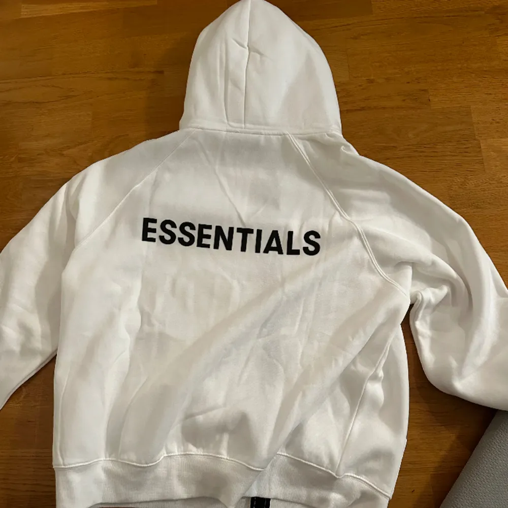 säljer en helt oanvänd Essentials Zip hoodie eftersom den kom för stort på mig. Den är 1:1 med väldigt bra material. Tags är fortfarande kvar. Storlek S men hade nog även kunna passa M. Hoodies.