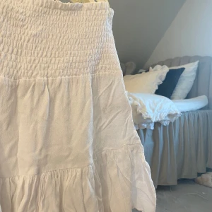 Kjol - Superfin vit volangkjol