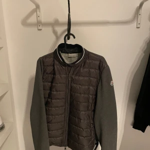 Moncler cardigan  - Grå Moncler cardigan 8/10 i skick köpt hos kaspersheat, om ni har någon fråga kan ni skriva till mig!