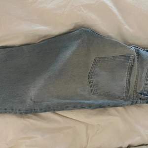 Jeans från Zara. Medelhögmidja och raka i benen. Storlek 34