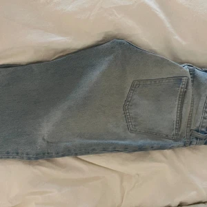 Zara jeans - Jeans från Zara. Medelhögmidja och raka i benen. Storlek 34