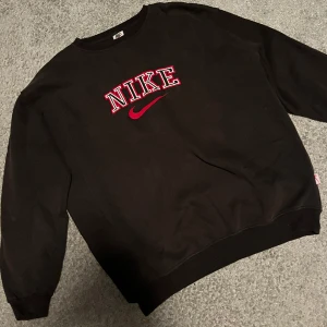 Vintage Nike Tröja - Fetaste vintage nike tröjan! Sjukt bra skick  Strl M