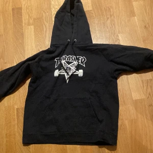Thrasher Hoodie - Thrasher hoodie som ej kommer till användning mer, utan större defekter. Skriv gärna för fler bilder eller frågor!