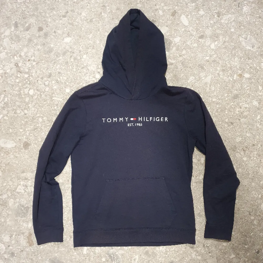 Säljer en mörkblå tommy hillfiger hoodie|| skick:8.5/10 || hör av dig om du har frågor!. Hoodies.