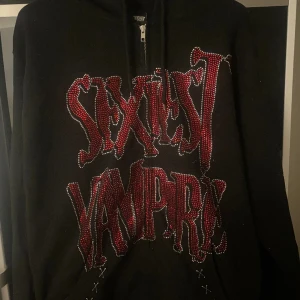 Punx N Kisses Handmade Rhinestone Hoodie - Plagget använt vid ett tillfälle, har förvarats i garderob.