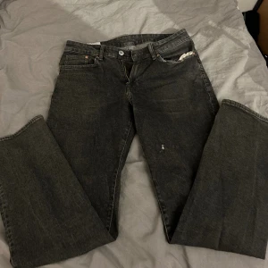 Jeans - Storlek: W30 L32 Skick: ok lite sönder vid fickan Färg: svart Pris: 150kr Märke: hm
