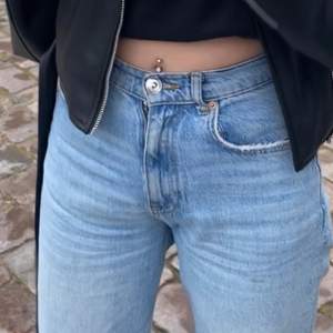 Högmidjade jeans från Gina tricot🤍 jätte sköna och jätte snygga, mina favorit jeans men de har blivit försmå💔