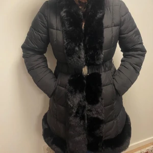 Vinterjacka med päls - Säljer denna väldigt snygga vinterjacka som har använts endast 1 gång. Väldigt snygg men även varm. Nypris: 1500kr